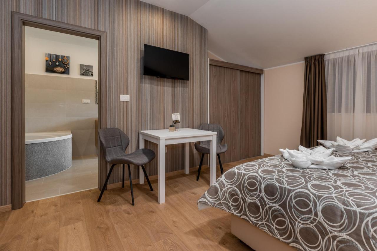 Hotel Tomazici Santalezi Eksteriør billede